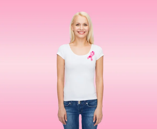 Mujer sonriente con cinta de conciencia de cáncer rosa —  Fotos de Stock