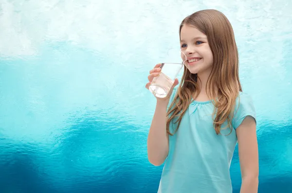 Niña sonriente con vaso de agua — Foto de Stock