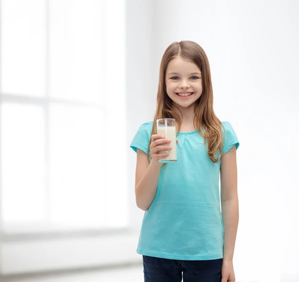 Menina sorridente com copo de leite — Fotografia de Stock