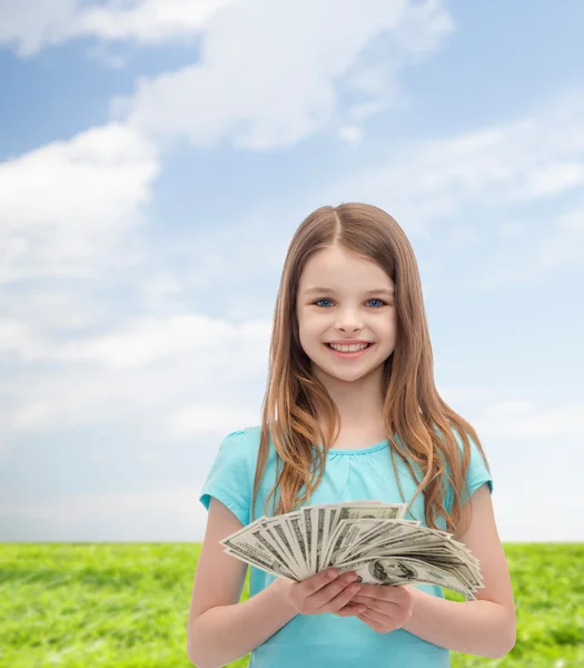 Leende liten flicka med dollar i kontanter — Stockfoto