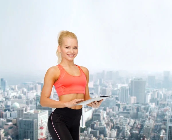 Sorrindo mulher desportiva com computador tablet pc — Fotografia de Stock