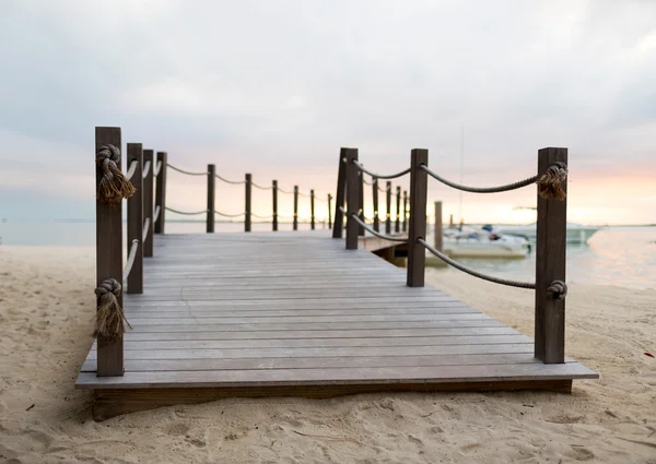 Close up van pier op tropisch strand — Stockfoto