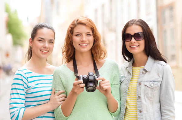 Smiling teenage girls with camera — Stock Photo, Image