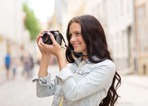 Usmívající se dospívající dívka s fotoaparátem — Stock fotografie
