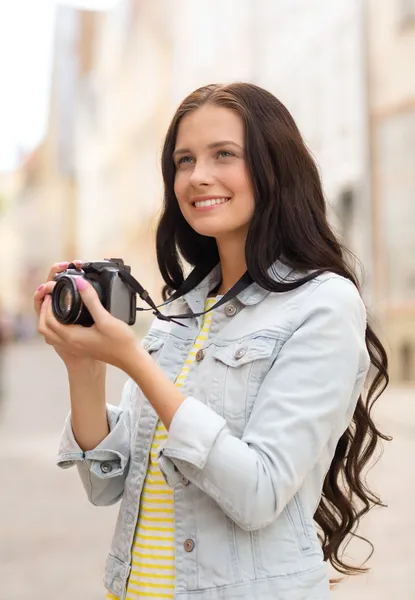 Χαμογελώντας έφηβη με κάμερα — Φωτογραφία Αρχείου