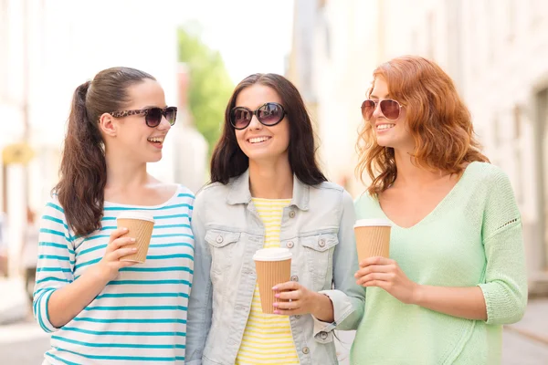 Sonrientes adolescentes con en la calle —  Fotos de Stock