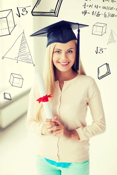 Estudante em boné de graduação com certificado — Fotografia de Stock