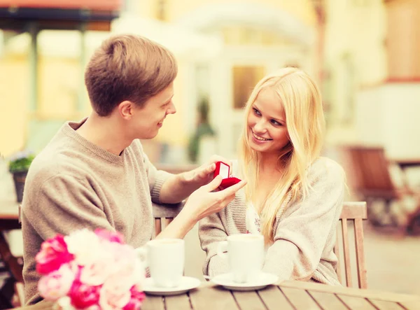 Romantic man proposing to beautiful woman — Stock Photo, Image