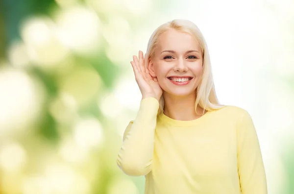Sorrindo jovem mulher ouvindo fofocas — Fotografia de Stock