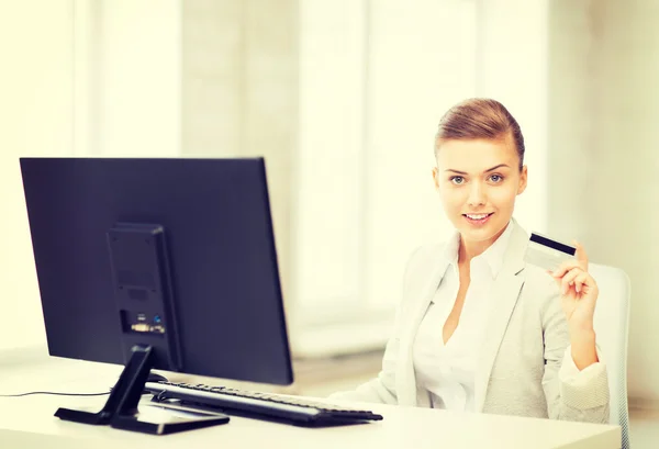 Donna d'affari con computer utilizzando carta di credito — Foto Stock