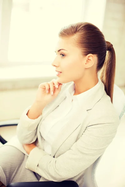 Nachdenkliche Frau im Amt — Stockfoto