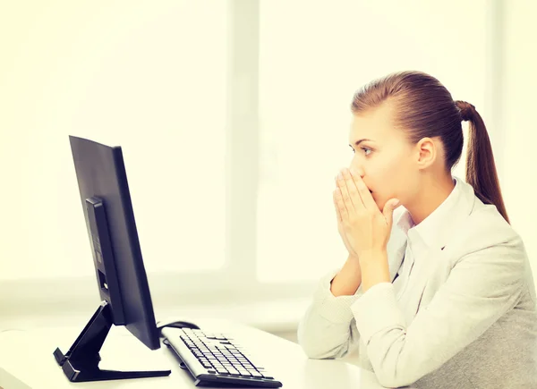 Gestresste Studentin mit Computer im Büro — Stockfoto