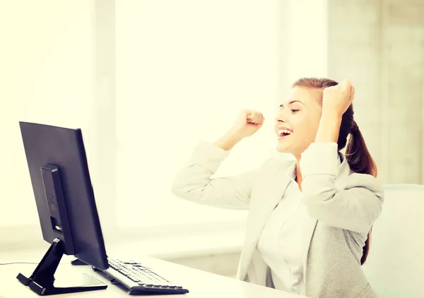 Femme d'affaires avec ordinateur au bureau — Photo