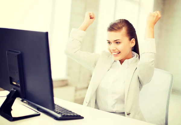 Geschäftsfrau mit Computer im Büro — Stockfoto