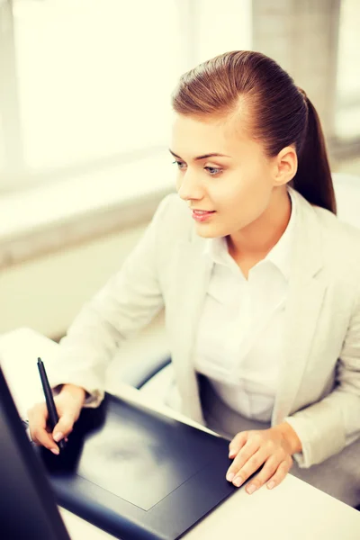 Affärskvinna med ritning tablet i office — Stockfoto