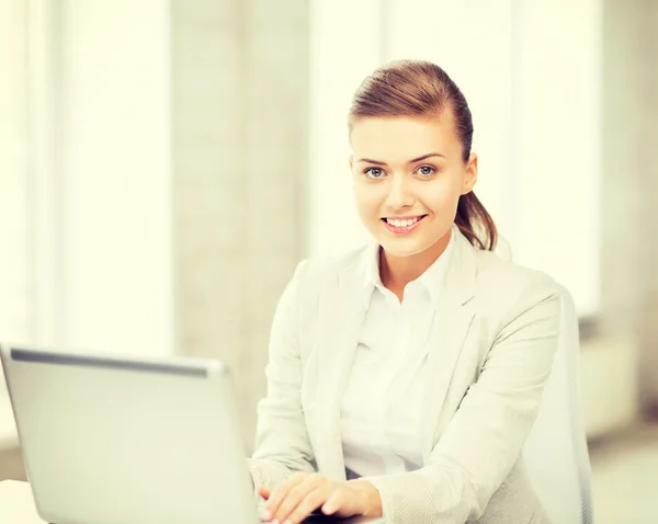 Zakenvrouw met laptop op kantoor — Stockfoto