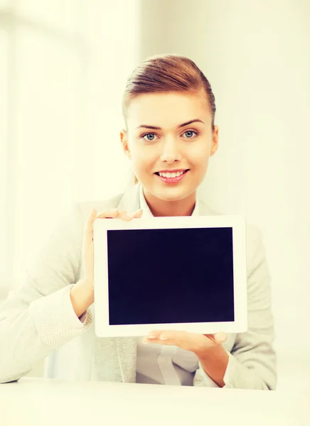 Affärskvinna med TabletPC i office — Stockfoto