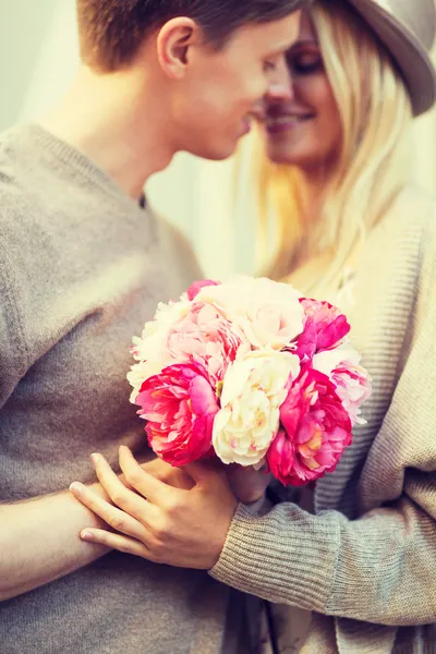 Casal com flores na cidade — Fotografia de Stock