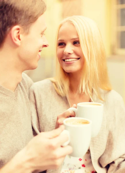 Casal feliz romântico no café — Fotografia de Stock