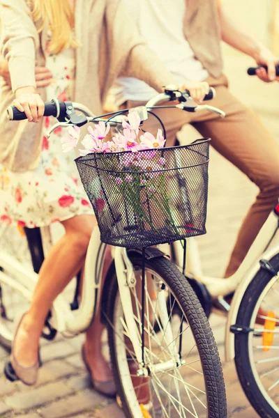 Couple avec vélos dans la ville — Photo