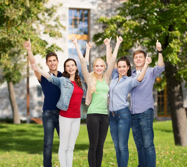 Grupa studentów uśmiechający się przedstawienie kciuki w górze — Zdjęcie stockowe