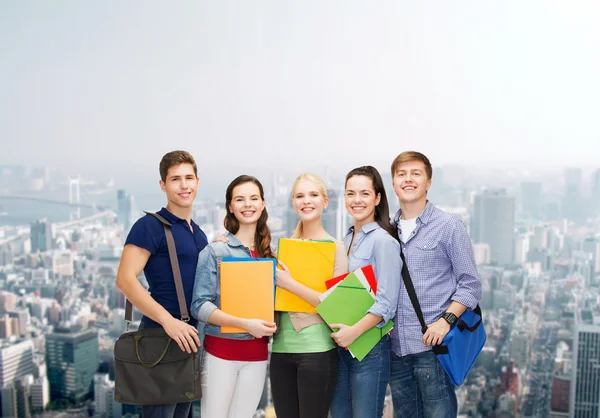 Groep lachende studenten permanent — Stockfoto