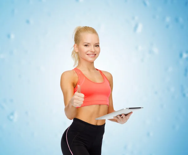 Mujer deportiva sonriente con la computadora de la tableta PC — Foto de Stock