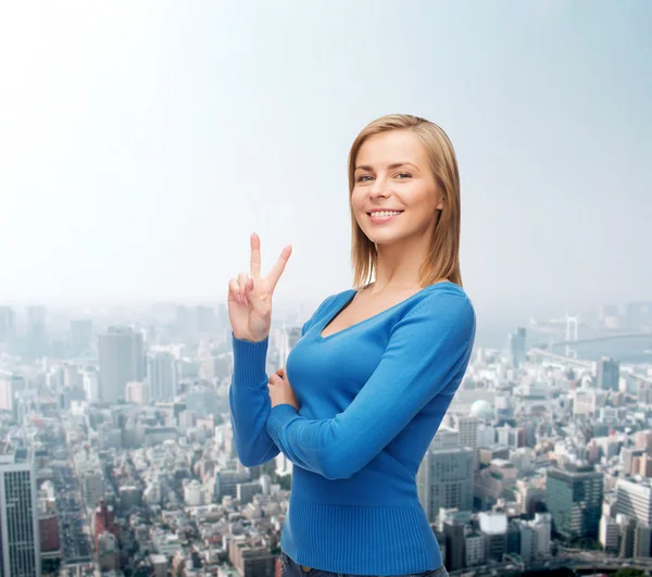 Lachende tienermeisje v-sign met hand tonen — Stockfoto