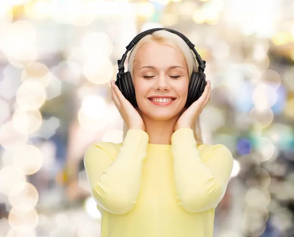 Joven sonriente con auriculares — Foto de Stock