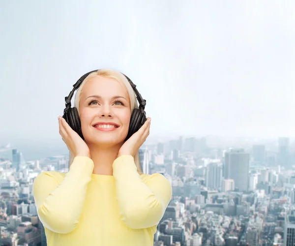 Joven sonriente con auriculares —  Fotos de Stock