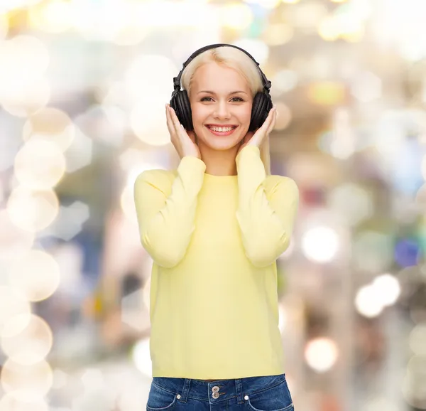 Joven sonriente con auriculares —  Fotos de Stock