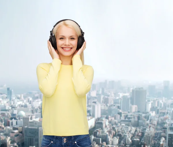 Joven sonriente con auriculares — Foto de Stock