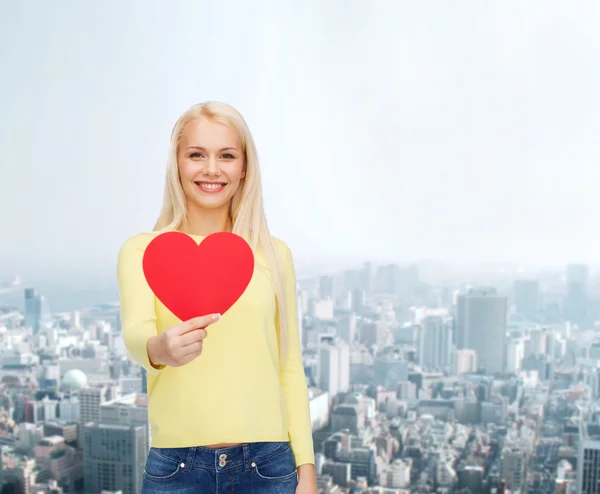 Lächelnde Frau mit rotem Herz — Stockfoto