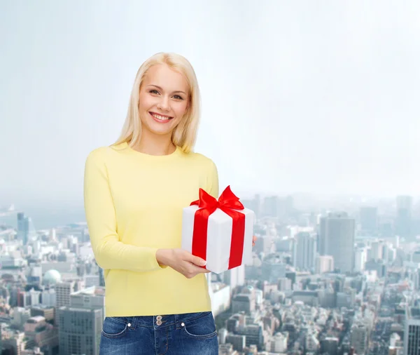 Ragazza sorridente con confezione regalo — Foto Stock