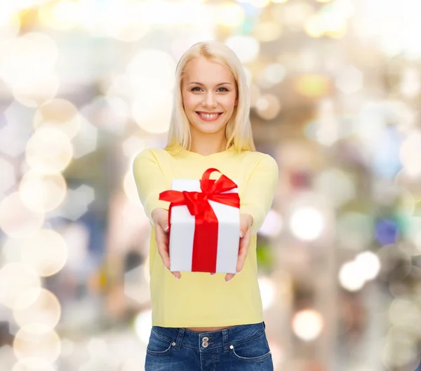 Chica sonriente con caja de regalo —  Fotos de Stock
