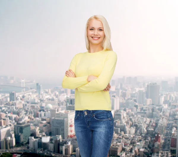 Ragazza sorridente in abiti casual — Foto Stock