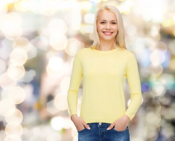 Souriante fille en vêtements décontractés — Photo