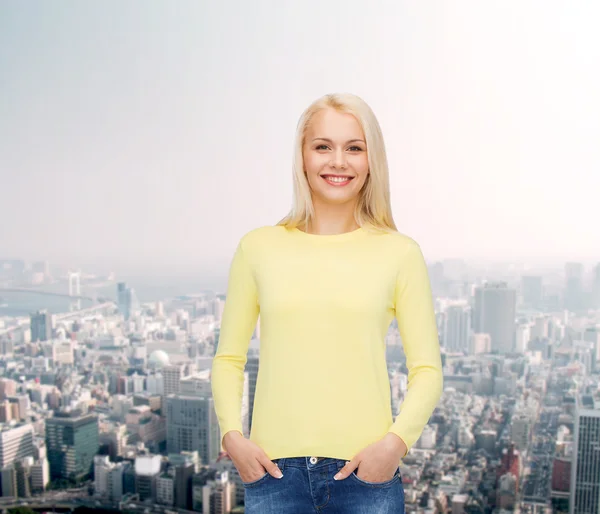 Menina sorridente em roupas casuais — Fotografia de Stock