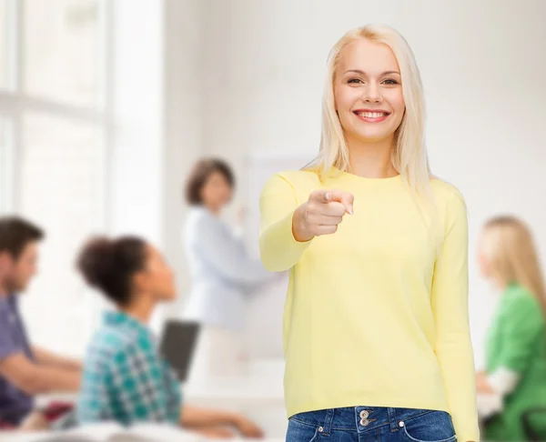 Donna sorridente che ti punta il dito contro — Foto Stock