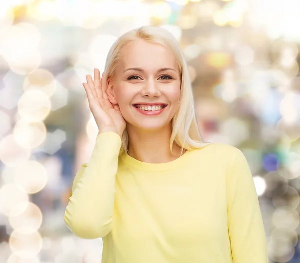 Sorrindo jovem mulher ouvindo fofocas — Fotografia de Stock