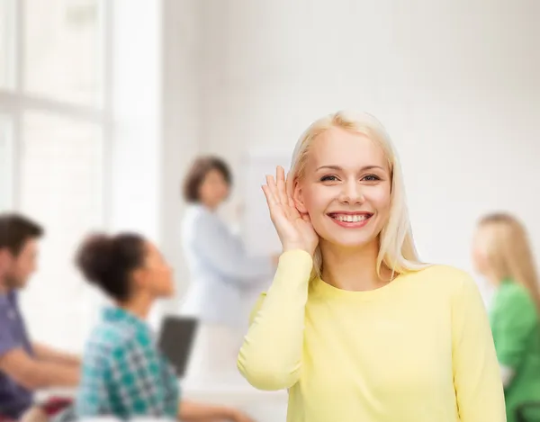 Souriant jeune femme à l'écoute des commérages — Photo