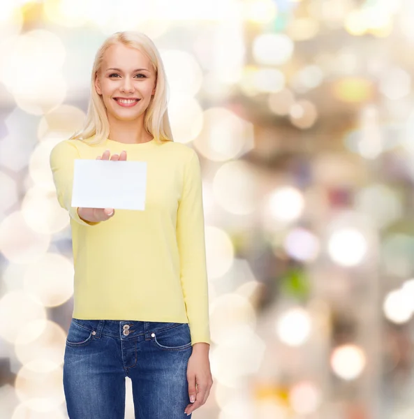 Leende flicka med tomma affärer eller namn kort — Stockfoto