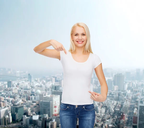 Leende ung kvinna i blank vit t-shirt — Stockfoto
