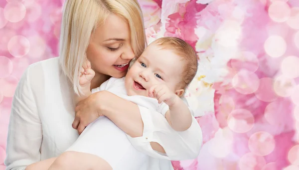 Boldog anya, mosolygós baba — Stock Fotó