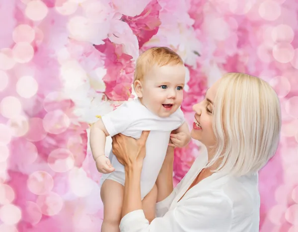 Gelukkig moeder met glimlachende baby — Stockfoto