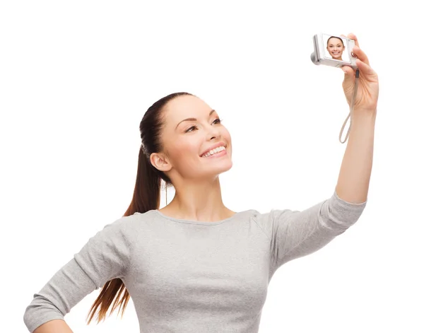 Sorridente donna asiatica con fotocamera digitale — Foto Stock