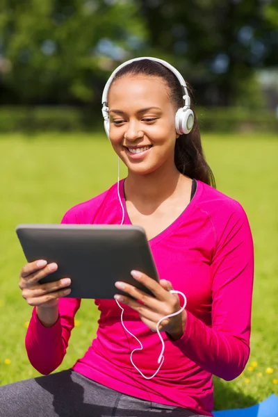 Donna sorridente con tablet pc all'aperto — Foto Stock