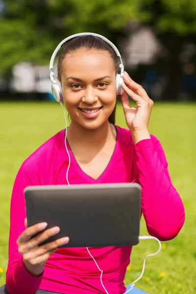 Lächelnde Frau mit Tablet-PC im Freien — Stockfoto