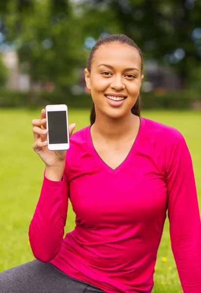 Leende afroamerikanska kvinna med smartphone — Stockfoto
