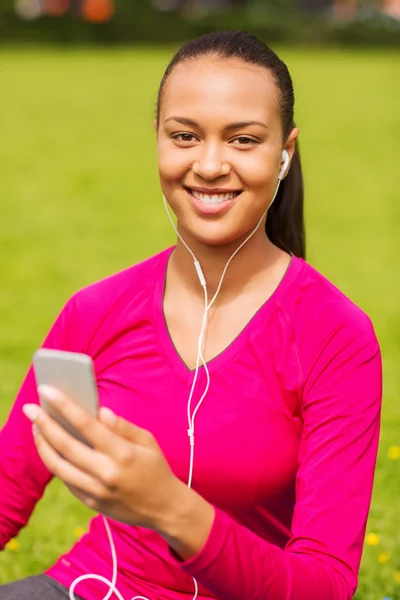 Donna afroamericana sorridente con smartphone — Foto Stock